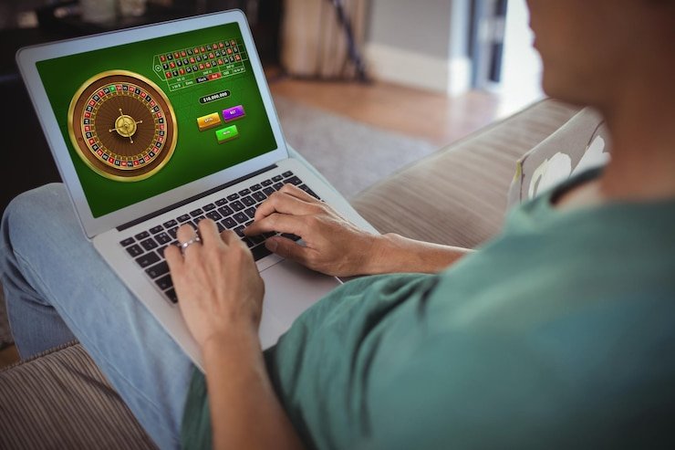 kpop4d Gaple Online table showing dominoes arranged in chain, dealer, and four players
